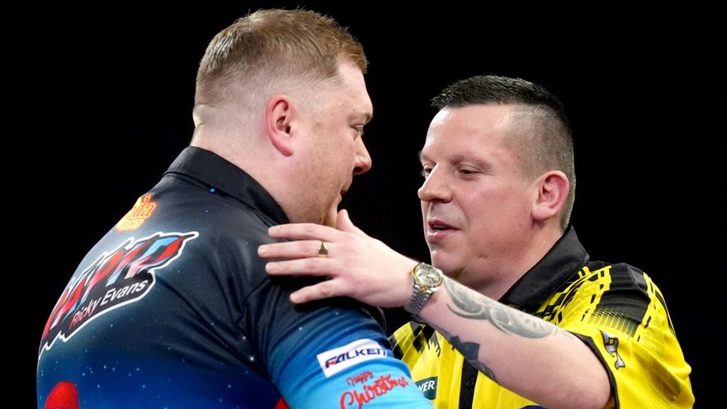 Kejuaraan Dart Dunia: Ricky Evans mengejutkan Dave Chisnall saat Rob Cross tersingkir di Alexandra Palace | Berita Dart