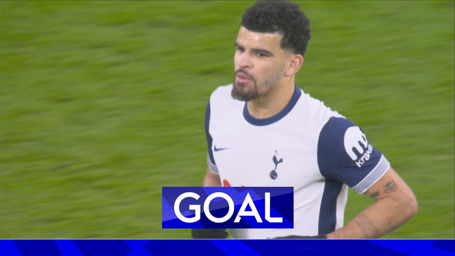 Tendangan setengah voli cerdas Solanke menambah gol ketiga bagi Spurs!