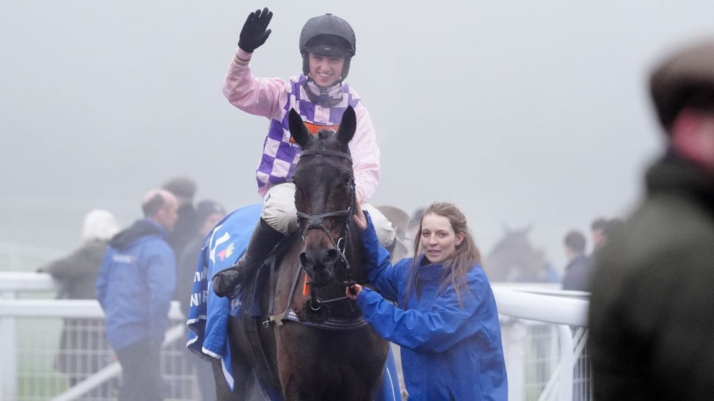 Welsh Grand National: Val Dancer menggali lebih dalam untuk emas Chepstow untuk Mel Rowley dan Charlie Hammond | Berita Balapan