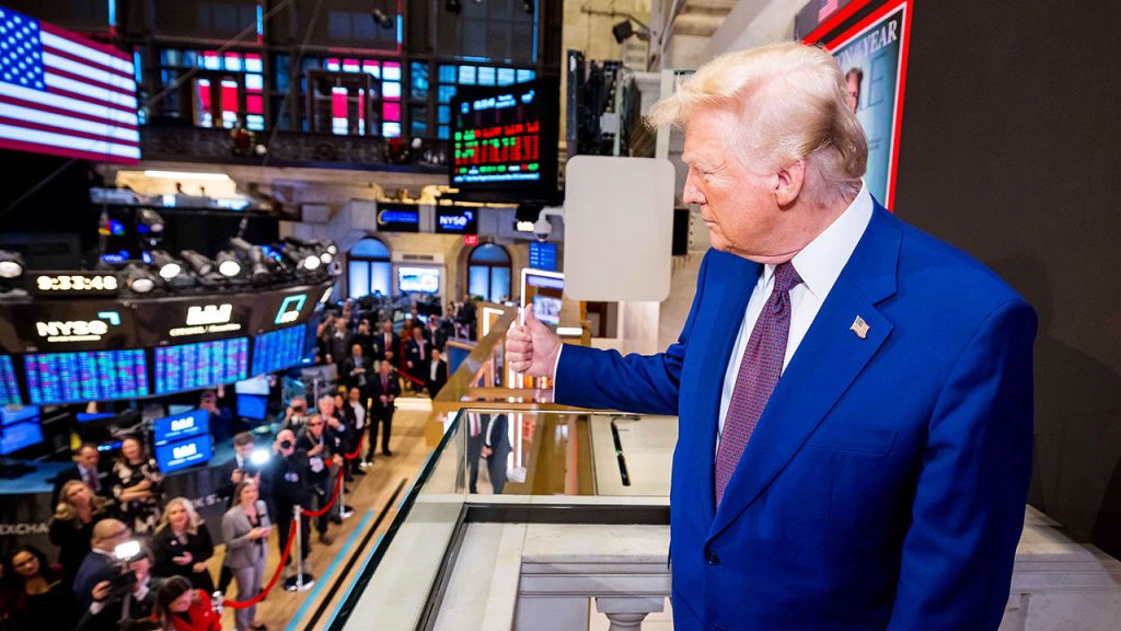 Akankah Donald Trump melepaskan Wall Street?