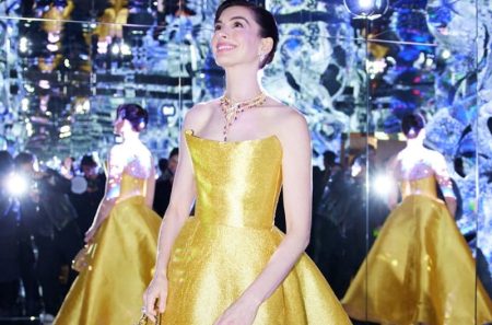 Anne Hathaway Terpesona di Pameran Bvlgari dan Merayakan Peran Putri Genovia di Princess Diaries