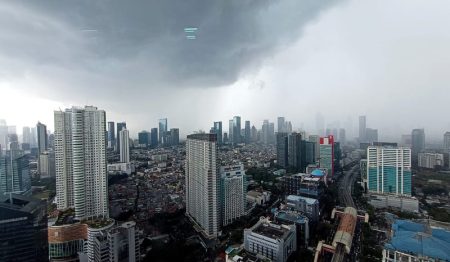 BMKG menyebutkan potensi hujan sedang hingga lebat serta cuaca ekstrem akan terjadi hari ini