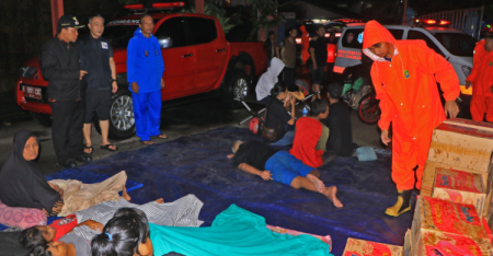 Banjir akibat intensitas curah hujan yang tinggi dari pemerintah kota Tangerang GERCEP evakuasi penduduk yang terkena dampak