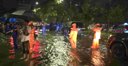 Banjir merendam 54 RT dan 23 jalan di Jakarta hingga ketinggian 1 meter