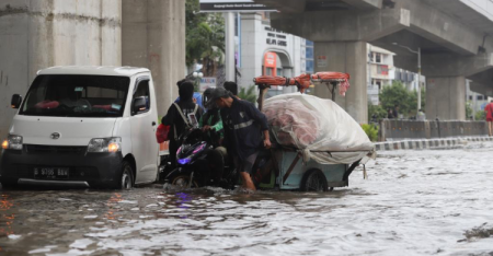 Dikelilingi oleh banjir drainase di Jakarta tidak dapat menghadapi hujan lebat