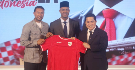 Diperkenalkan Erick selaku Pelatih Timnas, Kluivert disambut antusias