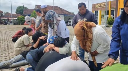 Ditangkap Polisi, Puluhan Remaja Geng Motor Sujud di Kaki Ortu