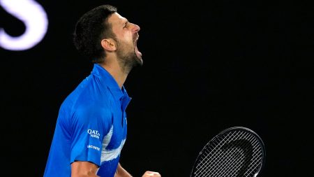 Djokovic selamat dari ketakutan di Australia Terbuka sementara Alcaraz melaju