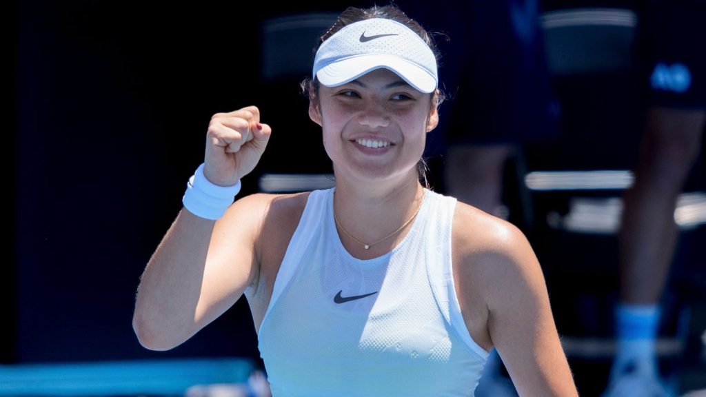 Emma Raducanu: Petenis Inggris mengalahkan unggulan ke-26 Ekaterina Alexandrova untuk memenangkan pertandingan pembuka di Australia Terbuka | Berita Tenis