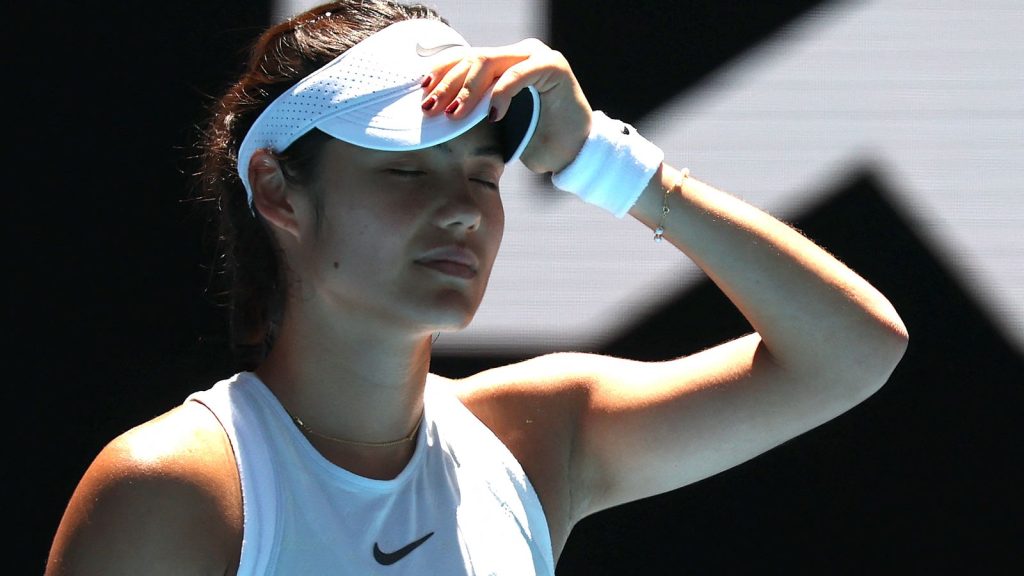 Emma Raducanu: Petenis nomor 2 Inggris menderita kekalahan 6-1 6-0 dari Iga Swiatek di Australia Terbuka | Berita Tenis