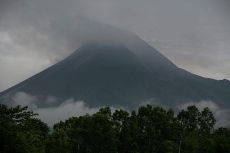 Gunung Karangetang telah memicu 53 gempa vulkanik sepanjang tahun 2025