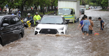 Jakarta dikelilingi oleh banjir