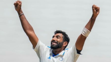 Jasprit Bumrah: India Bowler mengalahkan duo Inggris Joe Root dan Harry Brook ke ICC Men’s Test Cricketer of the Year Award | Berita kriket