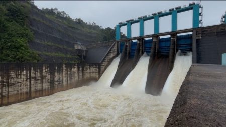 Khawatir banjir Sungai Kampar, PLTA Koto Panjang membuka tiga pintu pelimpah air