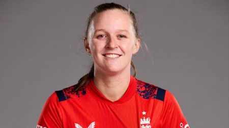 Lauren Filer: Pemain fast bowler Inggris yang bisa membawa mereka meraih kejayaan Women’s Ashes 2025 melawan Australia | Berita Kriket