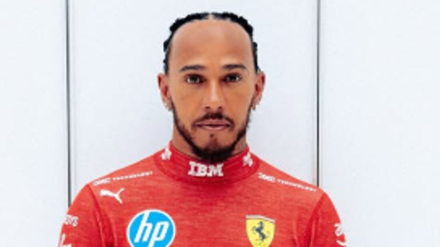 Lewis Hamilton: Pembalap Ferrari mengungkap foto pertama dalam balutan warna merah ikonik tim Italia jelang musim F1 2025 | Berita F1