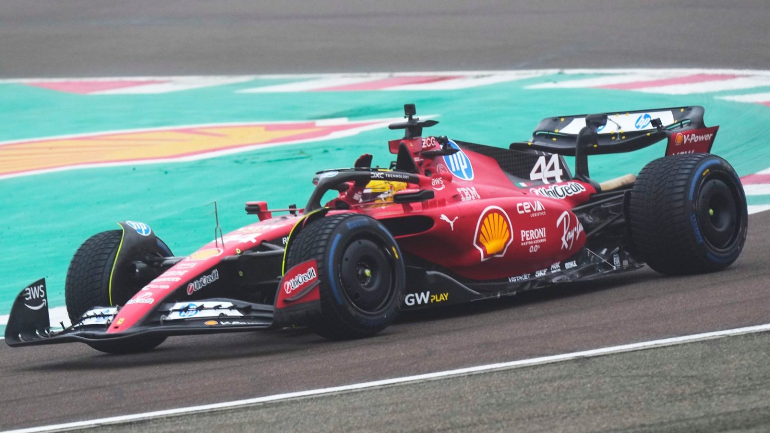 Lewis Hamilton mengendarai mobil F1 Ferrari untuk pertama kalinya dalam tes di trek Fiorano tim baru jelang musim 2025 | Berita F1