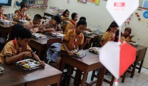 Makan Bergizi Gratis, Siswa SD di Depok Tulis Pesan Terima Kasih kepada Prabowo