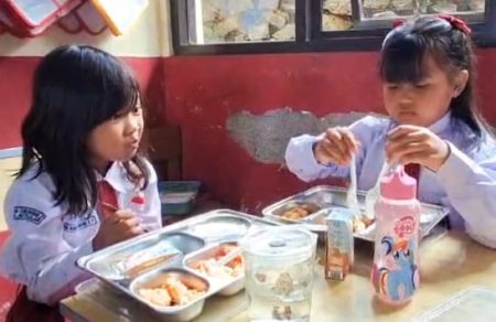 Makanan Bergizi Gratis Pertama di Bandung Barat Menyasar Anak SD dan Ibu Hamil