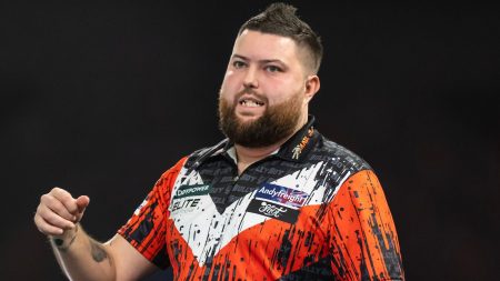 Michael Smith: Ikuti juara yang menderita radang sendi di tangan kanannya dan bersumpah untuk kembali setelah kekalahan World Masters | Berita Darts