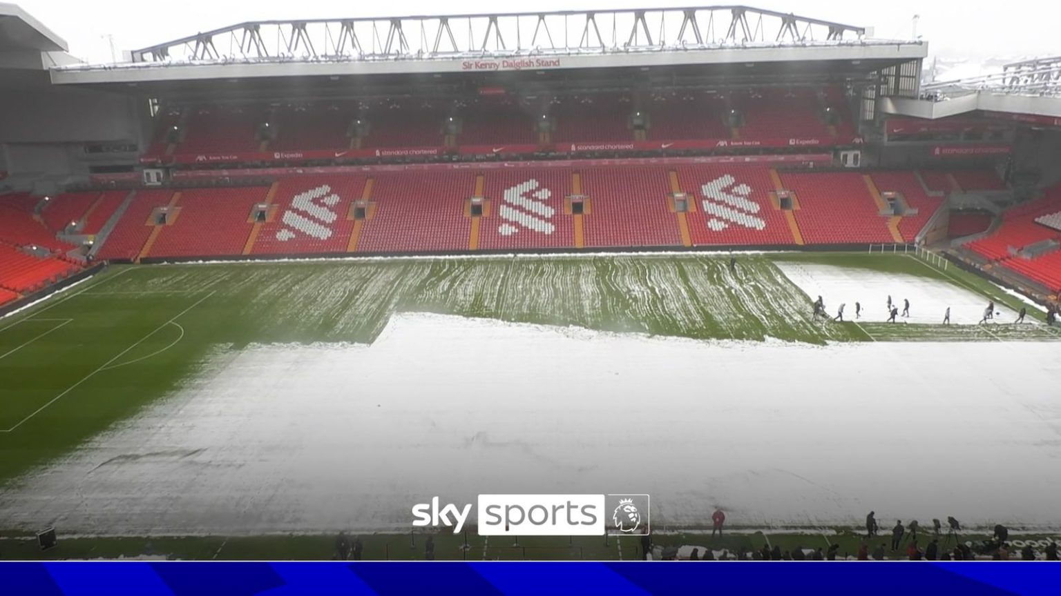 PERMAINAN AKTIF! Salju massal dibersihkan dari lapangan Anfield menjelang pertandingan besar