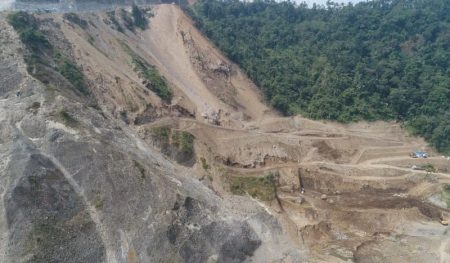 Pabrik Beton Dukung Pembangunan Bendungan Bener