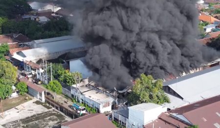 Pabrik Tali Rafia di Jombang Kebakaran Hebat, Warga Panik