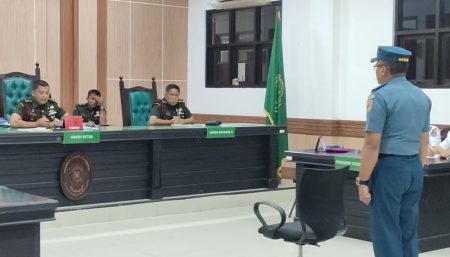 Perwira TNI Angkatan Laut yang dituduh melakukan kekerasan dalam rumah tangga dijatuhi hukuman percobaan, istri dan anak-anaknya kecewa histeris