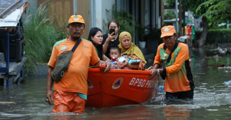 Ribuan pengungsi banjir di Jakarta mendapatkan bantuan logistik