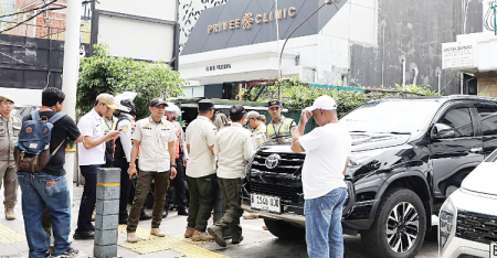 Satpol PP mengingatkan 19 restoran di Jakarta Selatan bahwa pengunjung parkir di trotoar akan ditarik