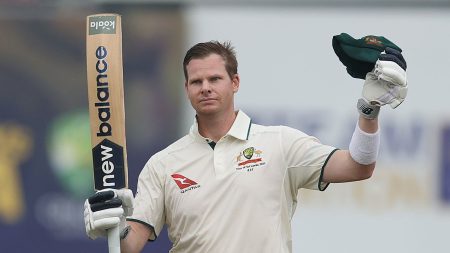 Steve Smith: Adonan Australia melewati 10.000 tes berjalan ketika pengunjung mendominasi Sri Lanka pada hari pertama di Galle | Berita kriket