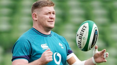 Tadhg Furlong: Pendukung Irlandia absen dalam pertandingan pembuka Six Nations melawan Inggris karena cedera betis | Berita Persatuan Rugbi