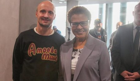 Walikota Los Angeles Karen Bass Dikritik karena Ketidakhadiran di Kebakaran