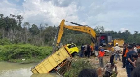 15 orang tewas, 17 orang selamat dari tragedi truk yang memasuki sungai di Pelalawan, ini adalah daftarnya