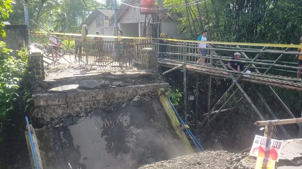 3.000 penduduk yang terkena dampak, Jembatan Gunung Kokol yang menghubungkan 4 desa di Tasikmalaya runtuh