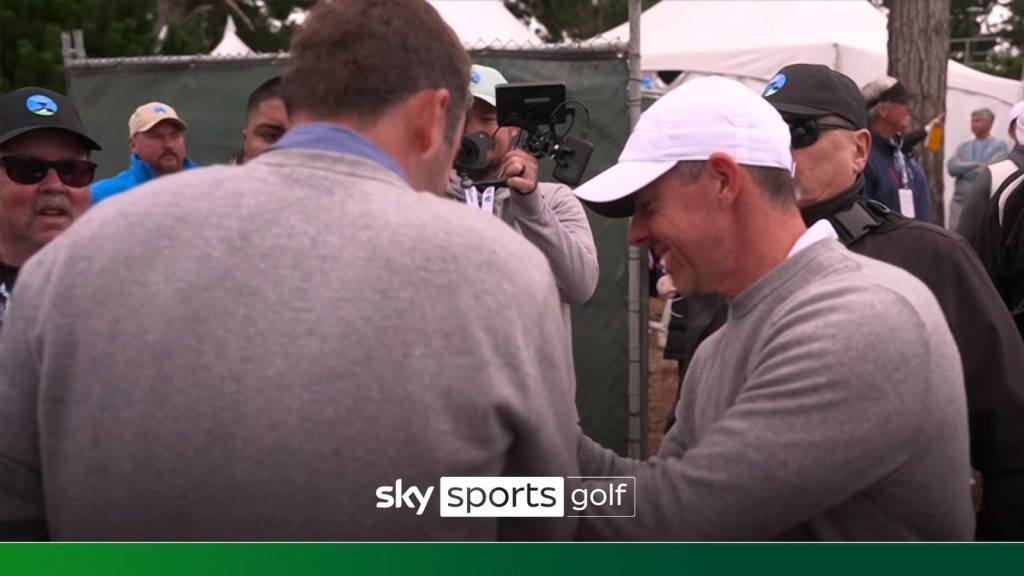 Antrian Scheffler Hilariasly untuk tanda tangan McIlroy setelah hole-in-one!