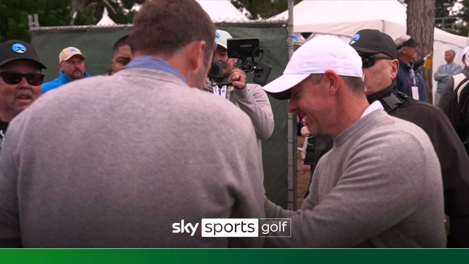 Antrian Scheffler Hilariasly untuk tanda tangan McIlroy setelah hole-in-one!