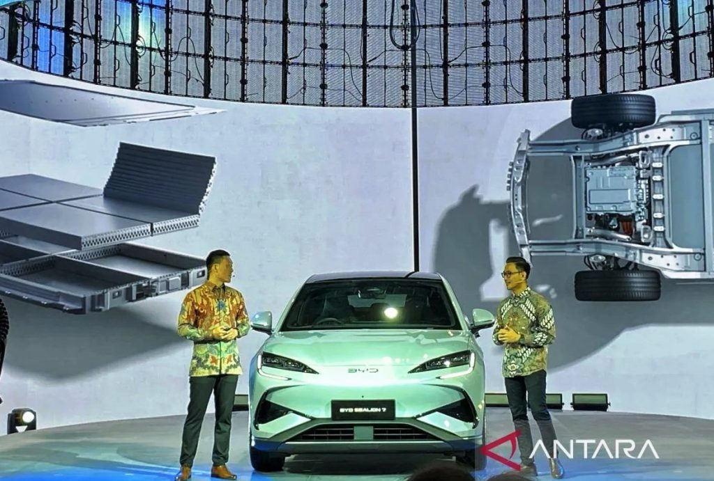 BYD mengundang jurnalis untuk mencoba kemampuan Sealion 7 yang baru saja diluncurkan di IIMS 2025