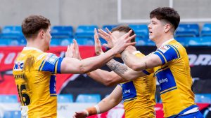 Babak Dua Liga Super: Leeds Rhinos Power melewati Salford Red Devils dalam kemenangan 32-6 saat St Hlens dimasukkan ke dalam kemenangan 46-6 dominan atas Castleford Tigers | Berita Liga Rugby