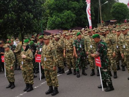 Bergabunglah dengan Retret, Bobby Nasution diminta foto dengan anggota TNI