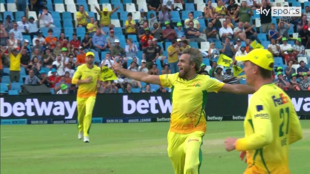 Bowler dan fielder dengan usia gabungan 85 mengambil gawang ‘menakjubkan’!