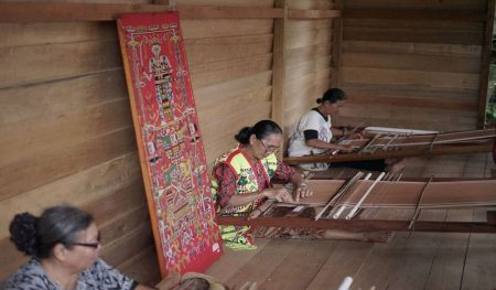 Dayak Iban Weaving Center Langkah -langkah baru untuk penenun di Kalimantan Barat