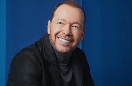 Donnie Wahlberg Membuka Reservasi Makan Malam di meja ikon Blue Bloods for Charity