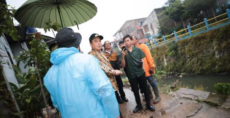 Erwin meminta Kantor Sumber Daya Air Kota Bandung untuk memeriksa Sungai Kirmir