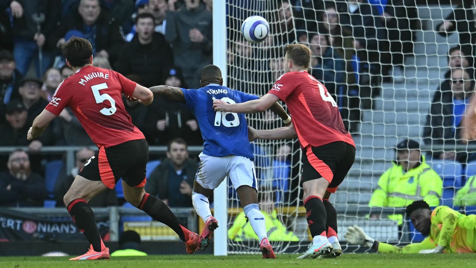 Pejabat Pertandingan Mic’d Up: Howard Webb memberikan putusan atas penalti Everton yang terbuka terhadap Manchester United | Berita sepak bola