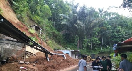 Gubernur Jawa Barat mengirimkan bantuan kepada para korban tanah longsor di Garut