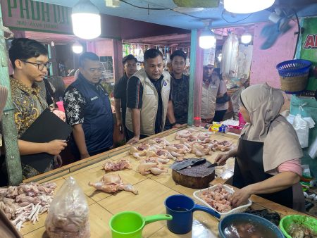 Gugus Tugas Makanan Polisi Nasional memeriksa pasar tradisional, mengingatkan untuk tidak memainkan harga staples selama Ramadhan