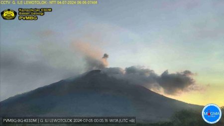 Gunung Lewotolok kembali meletus, ketinggian kolom abu adalah 300 meter