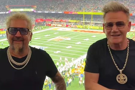 Guy Fieri mengungkapkan kisah di balik momen viral dengan Gordon Ramsay di Super Bowl 2025