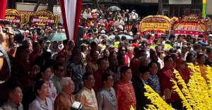 Hadiri Cap Go Meh di Glodok Pram Doel Compact di China Traditional Dressed